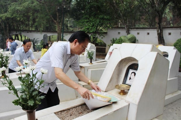 Phó TBT Thường trực Đặng Ngọc Luyến dâng hương hoa tại phần mộ của 10 nữ liệt sỹ Ngã ba Đồng Lộc.