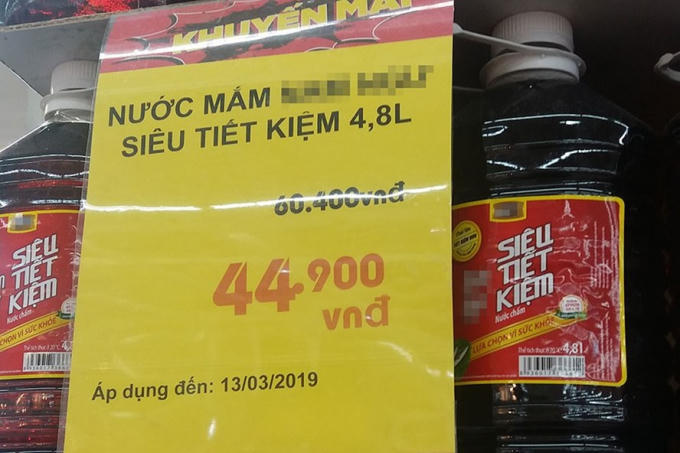 Sản phẩm nước chấm nhưng siêu thị lại ghi là nước mắm (ảnh chụp chiều 10.3 tại một siêu thị lớn ở Hà Nội).