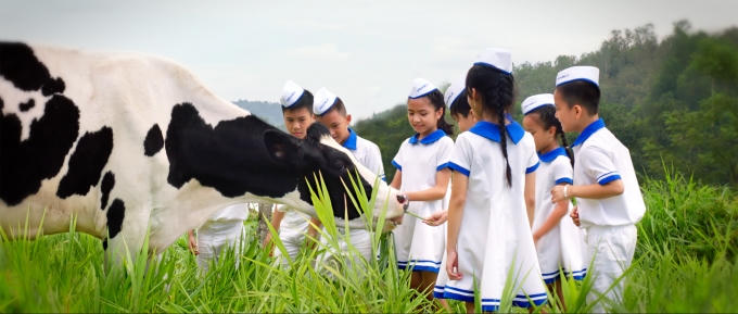 Trẻ em với bò sữa.