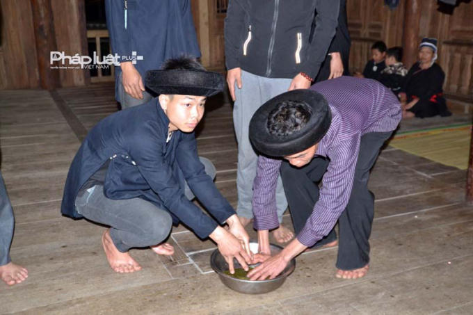 Trước khi thực hiện nghi lễ này, người học bói phải rửa tay sạch sẽ bằng trà xanh. (ảnh: Phàn Giào Họ)