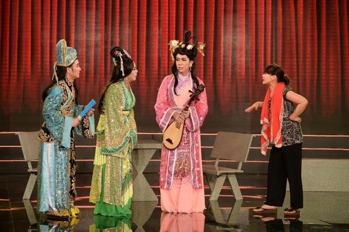 Tuy nhiên, sự xuất hiện của nhân viên phục trang (Chu Thanh Vân) đòi lại các trang phục họ đang mặc đã tố cáo cả ba chỉ là diễn viên quần chúng nhỏ bé trong đoàn làm phim. (Ảnh: Lý Võ Phú Hưng)