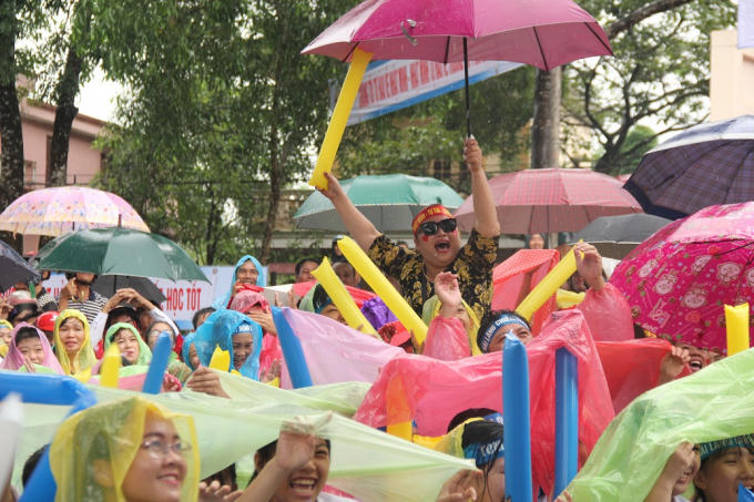 Tại điểm trường THPT Hải Lăng, nhiều người vỡ òa vì Nhật Minh đoạt chức vô địch.