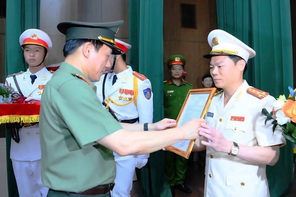Đại tướng Lương Tam Quang trao quyết định cho Đại tá Nguyễn Hữu Mạnh, Giám đốc Công an tỉnh Ninh Bình.
