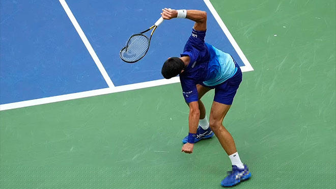 Djokovic cay cú đập vợt