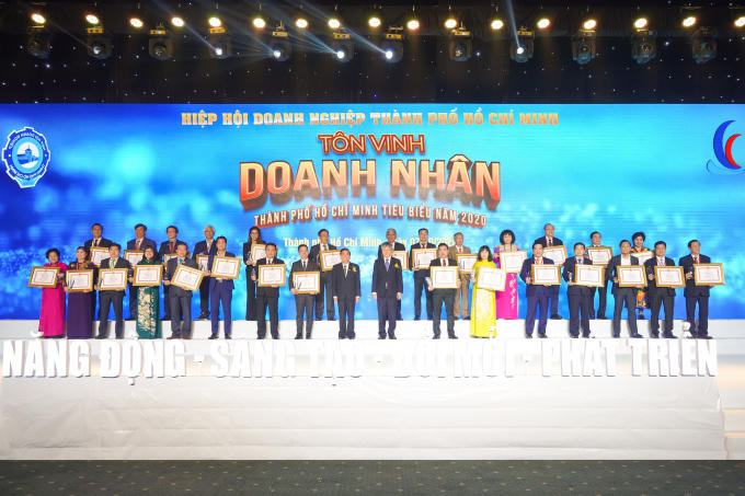 Ông Nguyễn Đình Trung cùng các doanh nhân nhận giải thưởng Doanh nhân TP.HCM tiêu biểu năm 2020