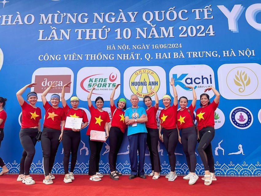 Các học viên tại trung tâm Vương Hạnh Yoga chụp ảnh lưu niệm tại chương trình.