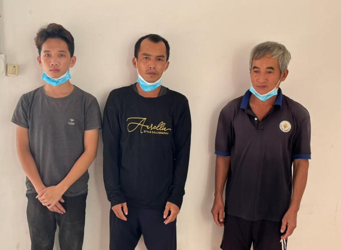 Lực lượng tuần tra Đồn BP CKQT Mộc Bài bắt giữ 03 đối tượng nhập cảnh trái phép. Ảnh: BĐBP