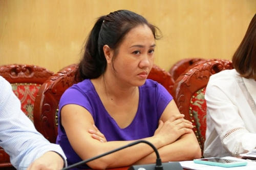 Bà Lê Thị Cúc đã lừa bán mảnh đất bằng những bìa đỏ chồng chéo lên nhau đang bị Công an Thanh Hóa điều tra.
