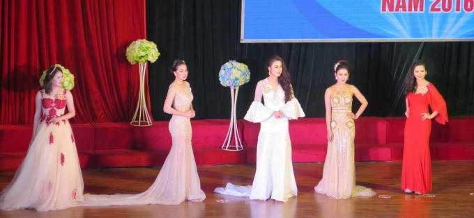 5 thí sinh xuất sắc nhất lọt vào vòng thi ứng xử.