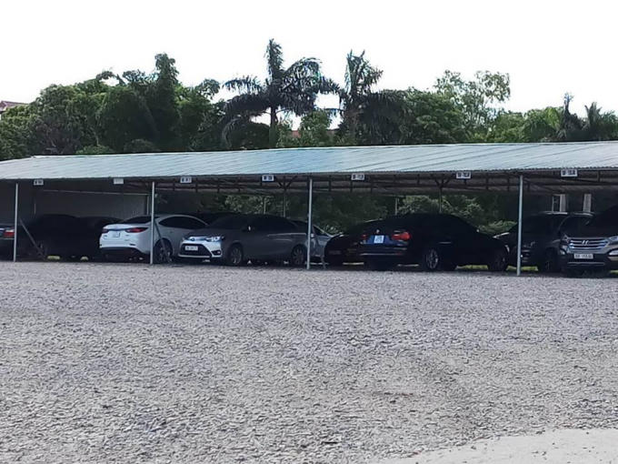 Nhiều xe được trông giữ trong thời gian dài.