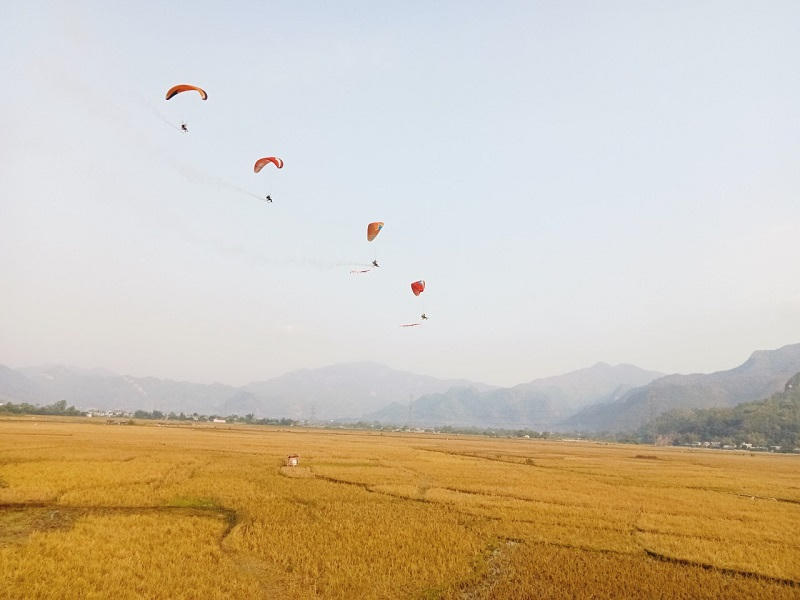 Hoạt động biểu diễn dù lượn trên cánh đồng Mường Tấc, huyện Phù Yên đã mang đến những trải nghiệm độc đáo, mãn nhãn, đáng nhớ cho người dân và du khách, thu hút đông đảo người dân trong và ngoài huyện đến xem và cổ vũ.