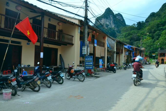 Nhiều ngôi nhà tại khu phố này đang dần bị “xi măng hóa”.