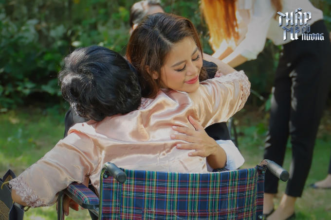 Nam Thư l&agrave;m g&aacute;i giang hồ, diễn cảnh n&oacute;ng trong phim