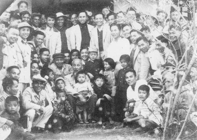 Ngày 12-12-1961 tại Tỉnh ủy, Bác Hồ chụp ảnh lưu niệm với anh chị em Văn phòng Tỉnh ủy Thanh Hóa ,các nhà báo và các cháu thiếu niên, nhi đồng. (Ảnh tư liệu).