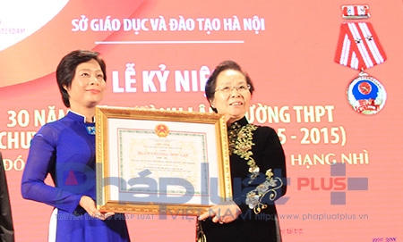 Phó Chủ tịch nước Nguyễn Thị Doan trao tặng bằng khen cho thầy và trò trường Ams. Ảnh: Loan Bảo.