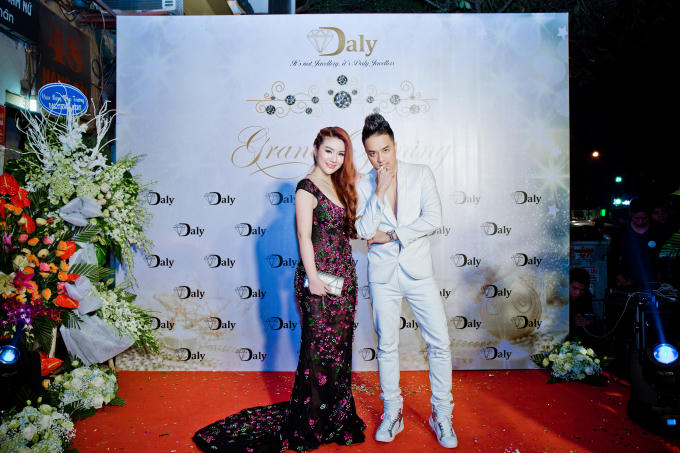 Chiếc áo vest trắng khiến nam ca sĩ khoe được body nóng bỏng, chuẩn của mình tại sự kiện.