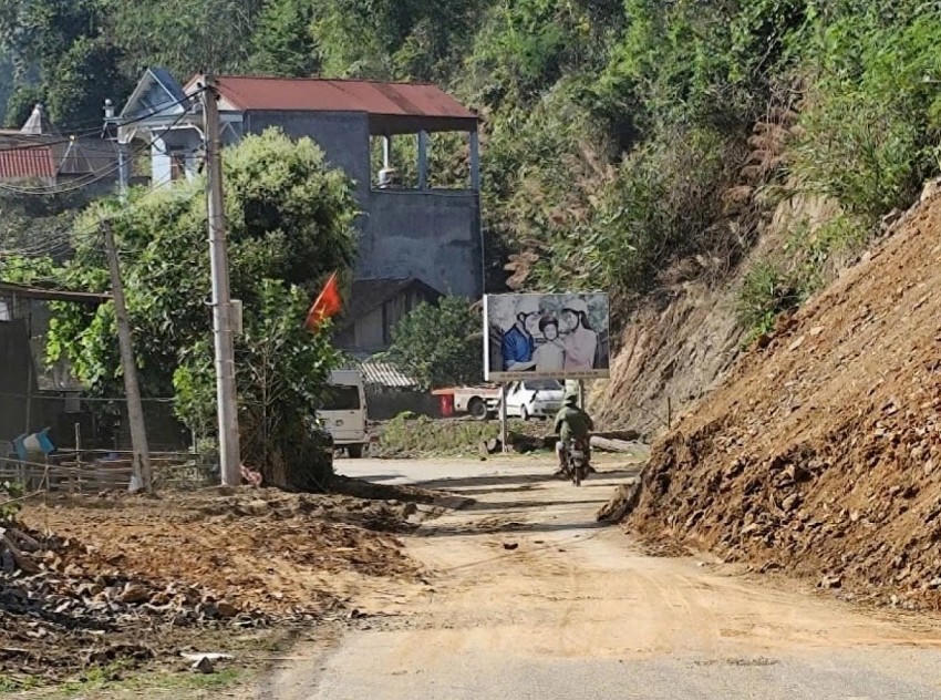 Lực lượng chức năng đã vận chuyển đất đá trên 1 phần đường để người dân qua lại.