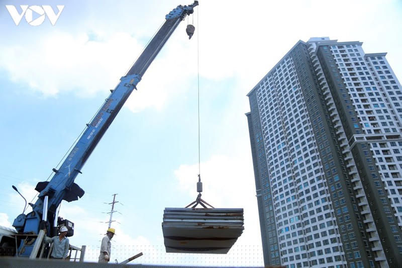 Xe cẩu vận chuyển các loại vật liệu phục vụ sửa chữa cầu Thăng Long.
