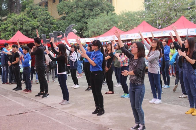 Một số hoạt động ngoài trời của các bạn sinh viên các trường đại học nhằm ủng hộ bình đẳng giới. Ảnh: Nguyễn Thơm.
