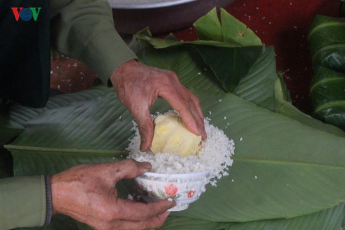 Kh&ocirc;ng như nhiều nơi kh&aacute;c, người d&acirc;n l&agrave;ng b&aacute;nh chưng Tranh Kh&uacute;c kh&ocirc;ng d&ugrave;ng khu&ocirc;n m&agrave; vẫn g&oacute;i b&aacute;nh thủ c&ocirc;ng bằng tay.