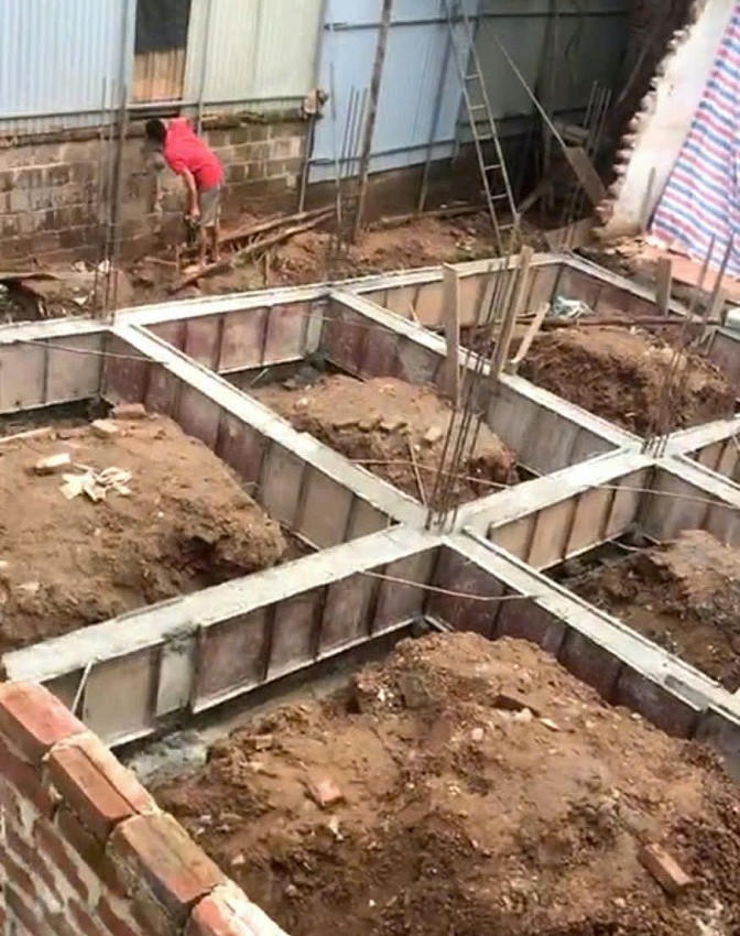 Ngay từ khi hộ dân này xây dựng phần móng vào tháng 5/2025 đã được phát hiện nhưng do chính quyền chưa kiên quyết xử lý để đến nay hộ dân này đã xây dựng tường bao.