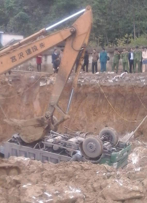 Xe cẩu được điều động đến hiện trường trục vớt chiếc xe tải gặp nạn.