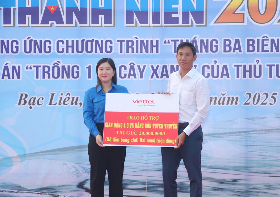 Trung tâm Viễn thông Viettel Bạc Liêu, trao bảng tượng trưng cho Tỉnh đoàn 01 gian hàng chuyển đổi số trải nghiệm chợ 4.0 và băng rôn tuyên truyền với tổng trị giá 20 triệu đồng.