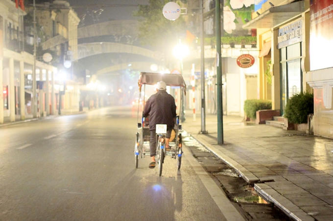 Khi phố phường Hà Nội đã vắng bóng người, giữa cái lạnh đang lan toả mọi ngõ ngách, những người lao động vẫn đang cố để kiếm thêm được chút đỉnh.