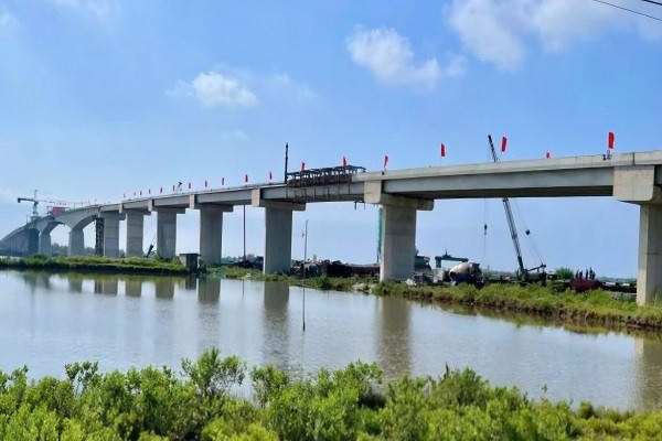 Cầu vượt sông Đáy có chiều dài 1,2km, mặt cắt ngang 12m, gồm 22 nhịp sử dụng kết cấu dầm liên tục theo phương pháp đúc hẫng cân bằng - một trong những công nghệ thi công cầu hiện đại nhất hiện nay.