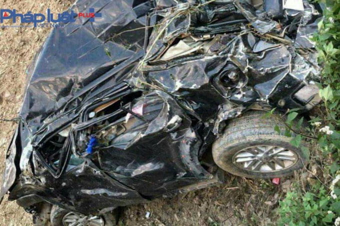 Xe Fortuner hư hỏng hoàn toàn.