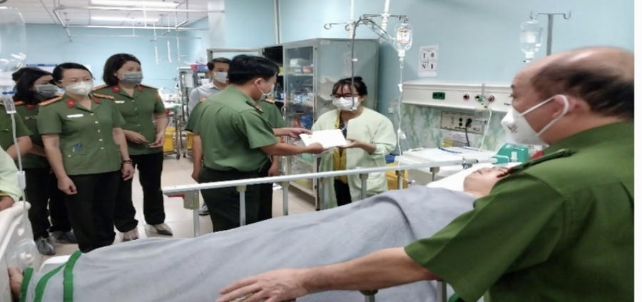 Đại tá Trần Tiến Đạt trao tặng quà cho đại diện gia đình đại úy Đức.