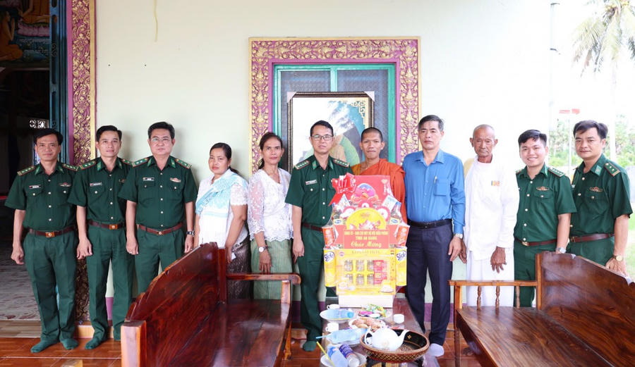 Đoàn công tác tặng quà cho chùa Tà Ngáo (phường Tịnh Biên).
