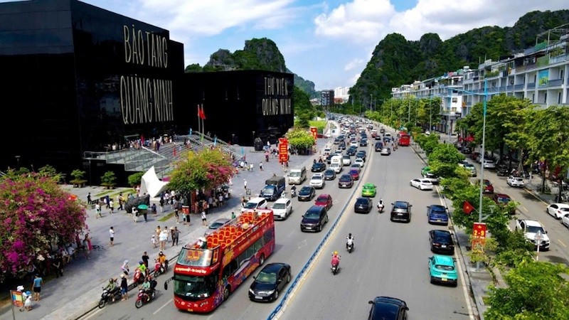 Khách du lịch đến Quảng Ninh trong 2 ngày đầu kỳ nghỉ lễ 2/9 mang về doanh thu du lịch khoảng 580 tỷ đồng.