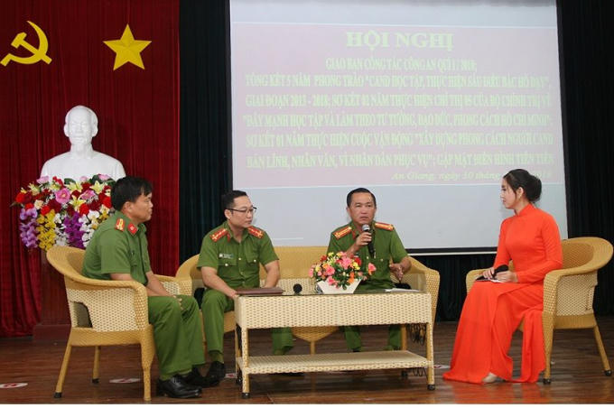 Đại tá Bùi Bé Năm (người cầm mic) giao lưu tại hội nghị tổng kết 5 năm phong trào CAND học tập, thực hiện 6 điều Bác Hồ dạy vào tháng 3/2018.