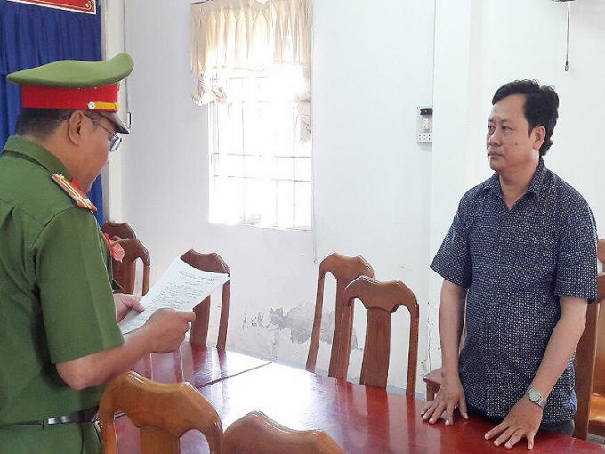 Ông Phạm Phương Đông nghe đọc lệnh bắt- Ảnh CTV.