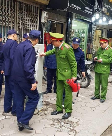 Xử lý việc quảng cáo trên các trụ điện.