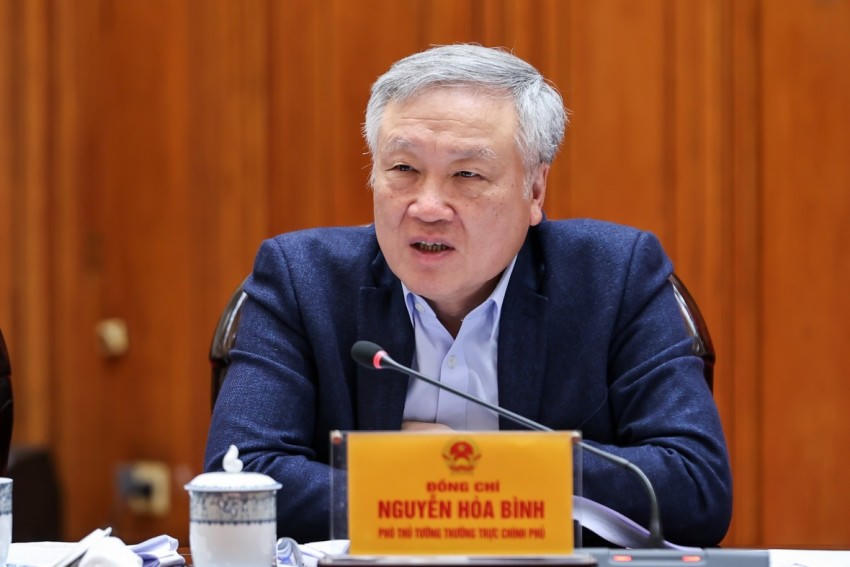 Phó Thủ tướng Thường trực Chính phủ Nguyễn Hoà Bình phát biểu tại phiên họp.