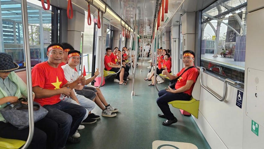 Nhiều người dân đã lựa chọn phương tiện Tàu điện Cát Linh - Hà Đông là phương tiện di chuyển để xem chương trình hợp luyện A80.