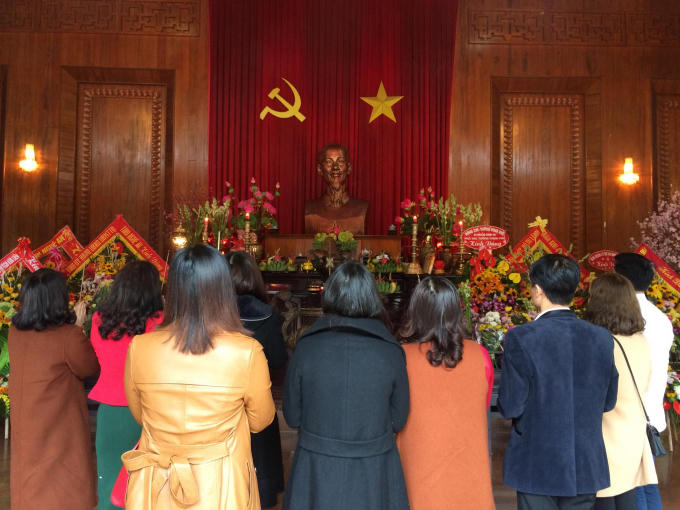Dâng lên anh linh Bác nén hương thơm lòng trong ngày đầu năm mới.