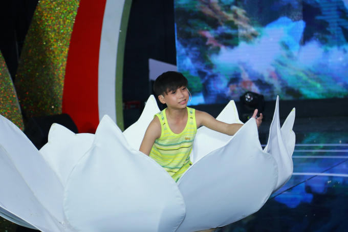 Ngạc nhi&ecirc;n cậu b&eacute; 12 tuổi T&ocirc; Trung T&iacute;n tập tiết mục xiếc lửa chỉ trong 3 ng&agrave;y