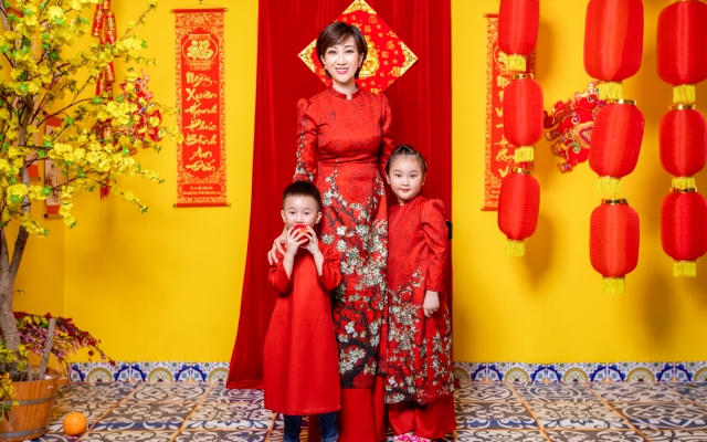 Lều Phương Anh du xuân sớm cùng hai con