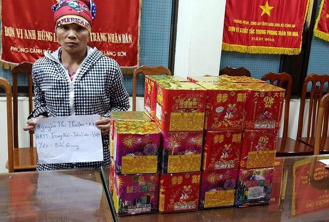 Đối tượng và tang vật tại cơ quan công an Lạng Sơn. Ảnh: TL.