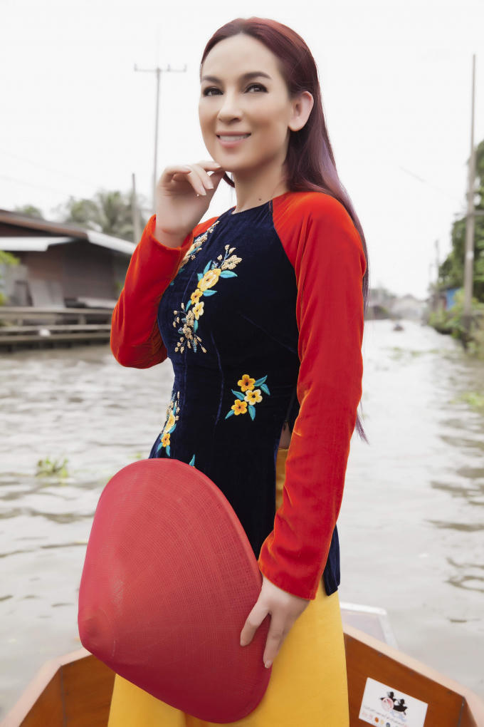 Phi Nhung duy&ecirc;n d&aacute;ng &aacute;o b&agrave; ba tr&ecirc;n chợ nổi Th&aacute;i Lan khiến du kh&aacute;ch trầm trồ ngợi khen