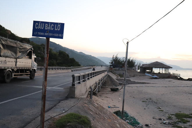 Đây là hình ảnh khi nhà hàng này vừa mới xây dựng vào tháng 8.2018. Địa điểm này là một khúc cua "cùi chỏ" hay xảy ra tai nạn giao thông và là điểm thoát lũ ở cầu Bậc Lở ra biển. ẢNH: QUẾ HÀ (CHỤP THÁNG 8.2018).