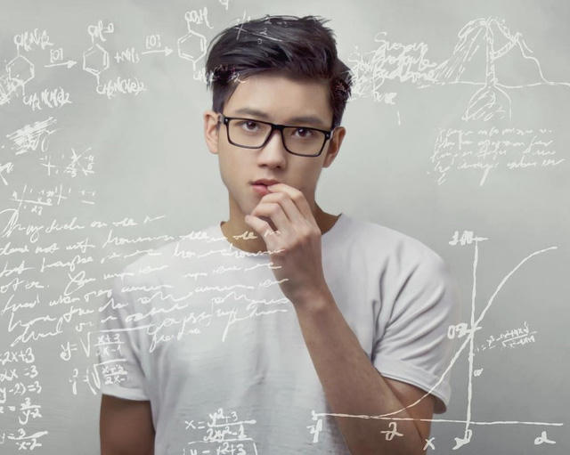 "Hồi lễ tốt nghiệp trung học cấp 3, thầy hiệu trưởng của Chris có dặn dò riêng: "Chris, một ngày nào đó sẽ có rất nhiều cơ hội đến với em và em hãy nhớ chọn công việc, đừng chọn công ty". Chris luôn nhớ câu nói đó của thầy khi cần đưa ra các quyết định nghề nghiệp. Và lần này cũng vậy