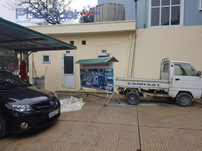 Phía ngoài nhà vệ sinh tại số 2 Phùng Hưng, công an quận Hà Đông.