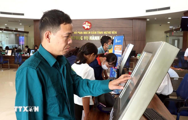 Người dân đến làm thủ tục hành chính tại Trung tâm Phục vụ hành chính công và Kiểm soát thủ tục hành chính tỉnh Hưng Yên. (Ảnh: Đinh Văn Nhiều/TTXVN)