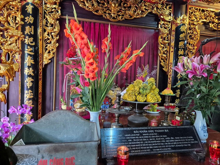 Bia Bà nằm ở làng La Khê, quận Hà Đông, TP Hà Nội thờ Bà Đệ Nhị cung phi triều Mạc Thái Tông. Bà tên thật là Trần Thị Hiền - Hoàng phi của Vua Mạc Đăng Doanh. Bà được phong là Đông cung Hoàng hậu sau khi mất.