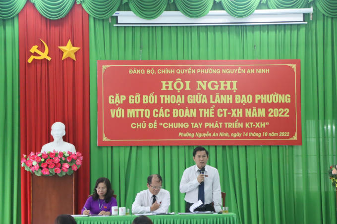 Ông Trương Dực Đức – Bí thư đảng ủy phường phát biểu ý kiến, trả lời những kiến nghị của người dân.