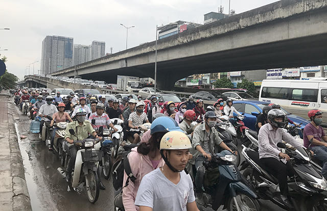 Sau kỳ nghỉ lễ 2/9, cuối giờ chiều nay, hàng vạn người từ các tỉnh thành đổ về Thủ đô để trở lại làm việc khiến nhiều tuyến đường ở cửa ngõ bị ùn ứ cục bộ